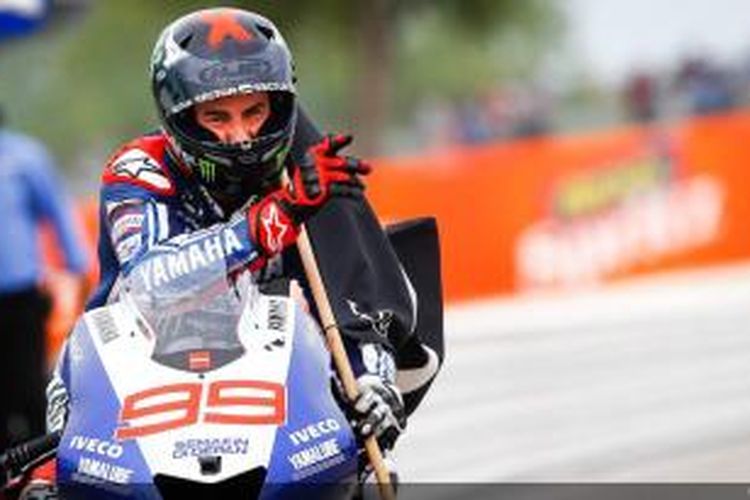 Pebalap Yamaha asal Spanyol, Jorge Lorenzo merayakan kemenangannya pada GP San Marino yang belangsung di Sirkuit Misano, Minggu (15/9/2013).