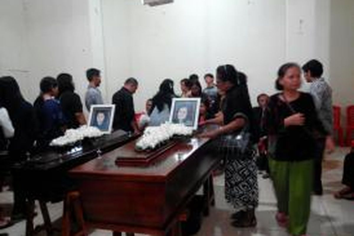 Para pelayat mendatangi jasad dua korban pembunuhan di Cakung yang disemayamkan di rumah duka. Jumat (9/10/2015).