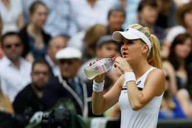 Petenis Polandia, Agnieszka Radwanska mengambil minum dan berbicara kepada wasit pada pertandingan semifinal turnamen Grand Slam Wimbledon, melawan Sabine Lisicki dari Jerman, Kamis (4/7/2013).