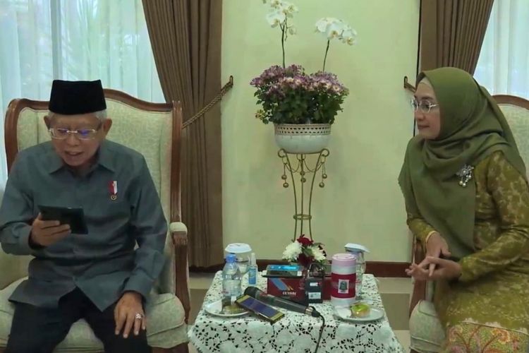 Wakil Presiden Ma'ruf Amin dan Ibu Wury Ma'ruf Amin saat melakukan video call dengan Gubernur Jawa Barat Ridwan Kamil dan Ibu Atalia Praratya, Sabtu (4/6/2022).