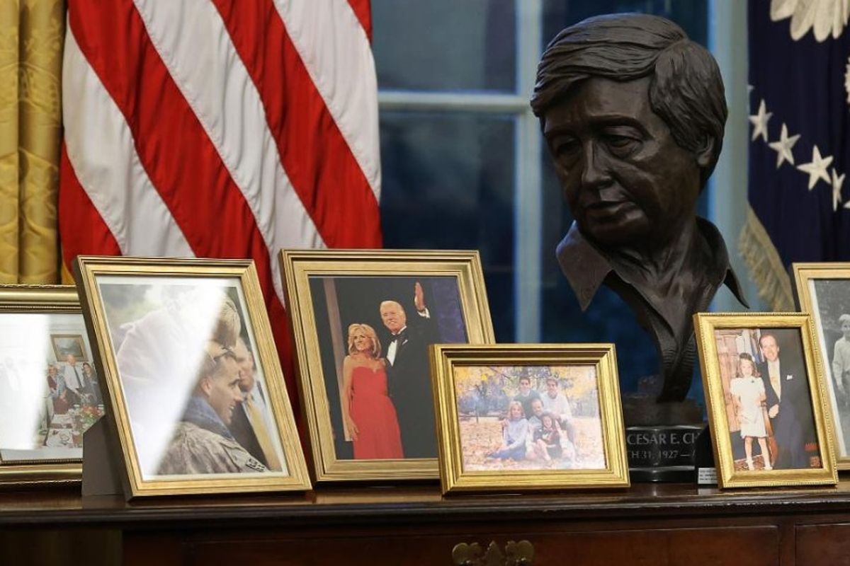 Patung Cesar Chavez terpajang di belakang meja kerja Presiden AS Joe Biden bersama foto-foto keluarga.