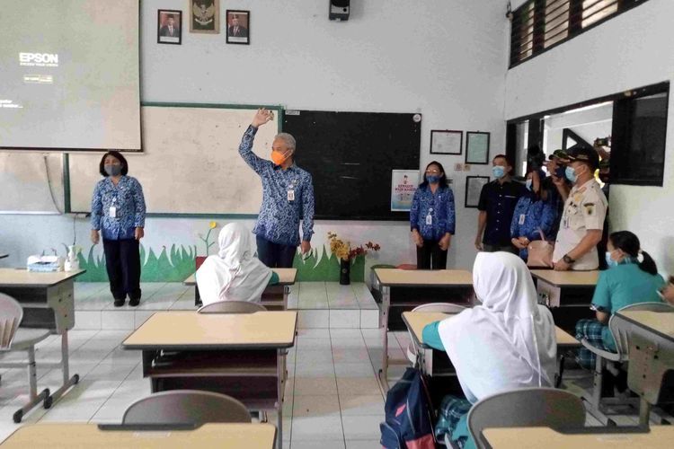 Ilustrasi pelaksanaan pembelajaran tatap muka (PTM) terbatas di Jawa Tengah (Jateng). Ganjar Pranowo meninjau PTM di SMP Negeri 6 Salatiga.
