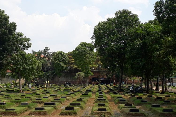 Kondisi lahan pemakaman di TPU Jeruk Purut, Jakarta Selatan, tampak beraturan, Kamis (29/3/2018). Ada jarak antar-makam yang digunakan sebagai jalan.