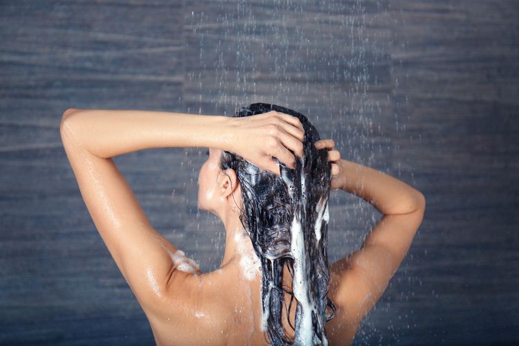 Jadwal Keramas Ideal untuk Berbagai Tipe Rambut, Mulai dari Rambut Berminyak hingga Berketombe