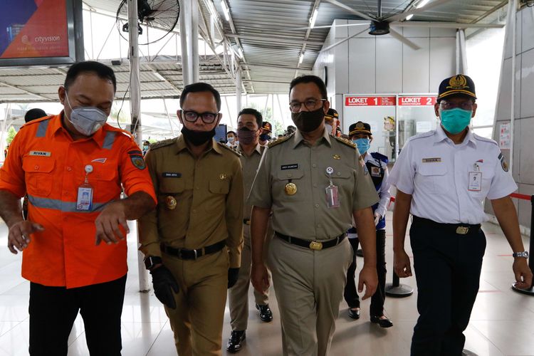 Walikota Bogor, Bima Arya Sugiarto mendampingi Gubernur DKI Jakarta, Anies Baswedan saat memantau suasana Stasiun Bogor, Senin (15/6/2020). Pemprov DKI Jakarta menyediakan 50 bus gratis untuk mengangkut warga yang hendak berangkat atau pulang dari Bogor, Depok, Tangerang, dan Bekasi untuk meminimalkan penyebaran Covid-19, terutama di masa transisi pembatasan sosial berskala besar (PSBB).