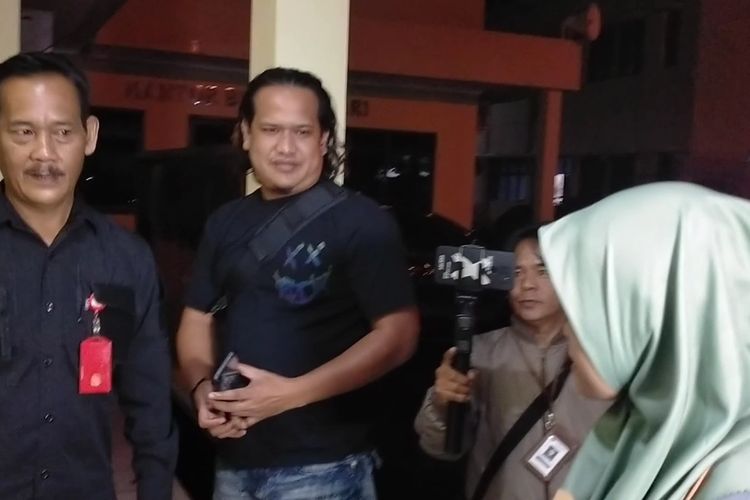 Seorang TKW (mengenakan hijab) mendatangi Polres Cianjur, Selasa (31/1/2023) malam untuk melaporkan Wowon cs