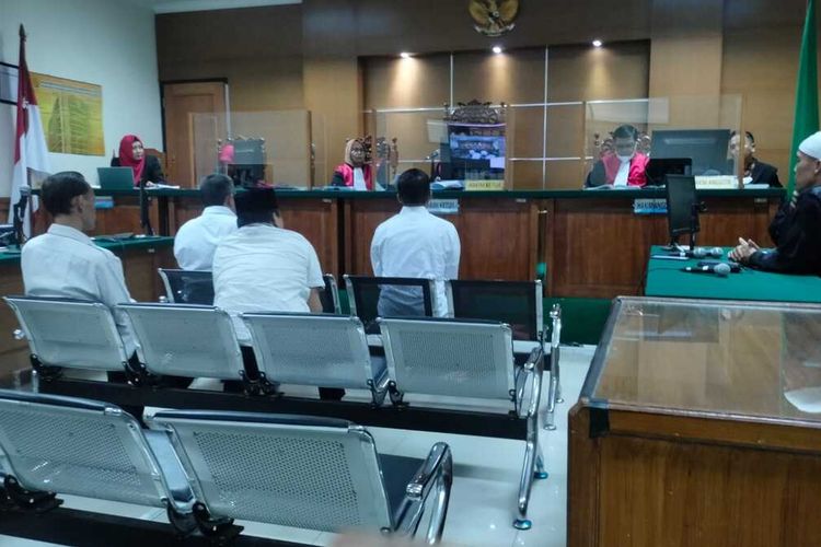 Suasana sidang putusan kasus pengadaan mobil desa di Pengadilan Tipikor Serang. Salah satu terdakwa mantan Anggita DPRD Kabupaten Tangerang