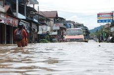 Jalan Pasar Pahauman Landak Terendam Banjir, Lalu Lintas Antarkabupaten Terhambat