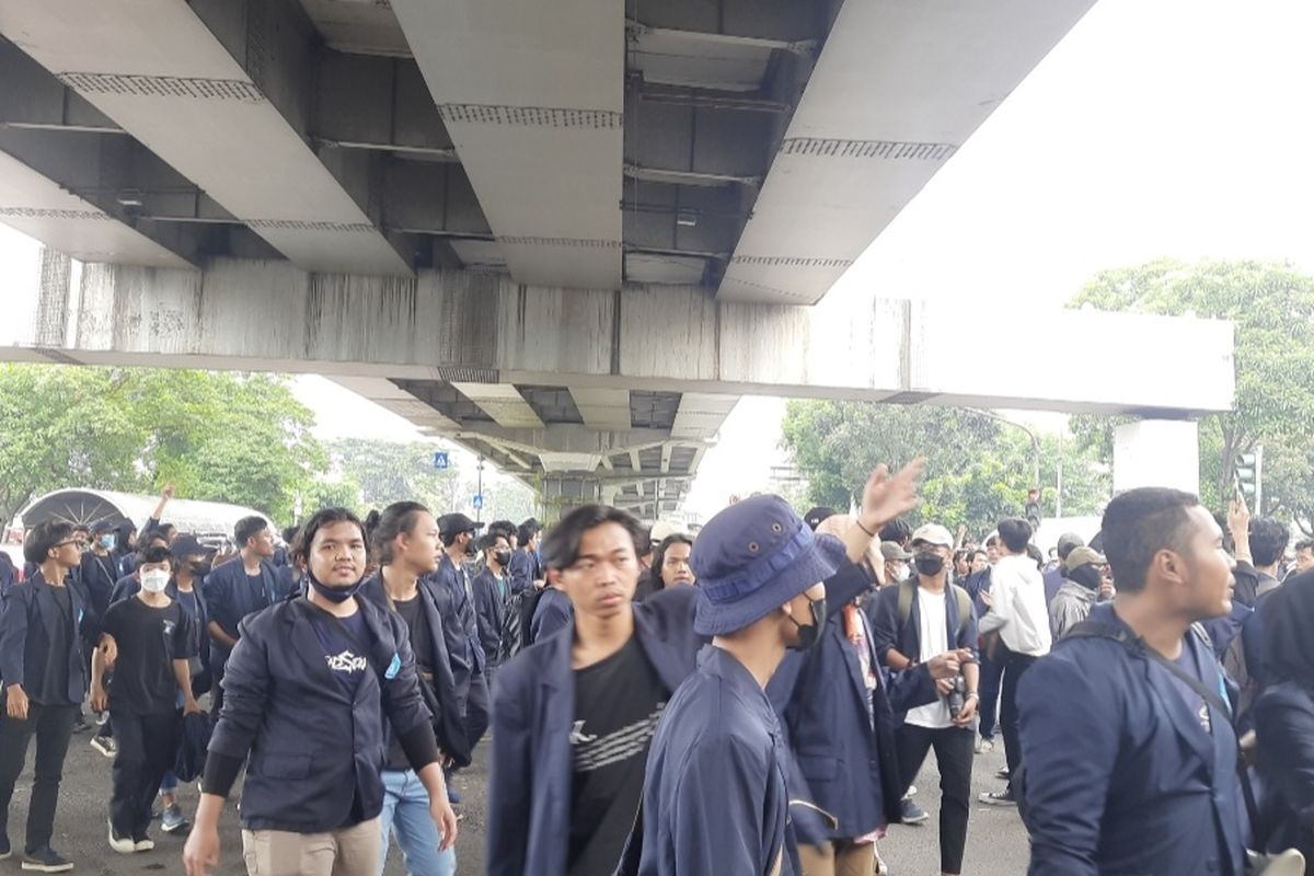 Ratusan mahasiswa yang sempat memblokade Pintu Gerbang Tol Gedong I, Ciracas, Jakarta Timur, kini telah membubarkan diri, Senin (11/4/2022).  Pantauan di lokasi pukul 14.30 WIB, mereka mulai berjalan kaki kembali ke kampus Unindra melewati kolong flyover Pasar Rebo.
