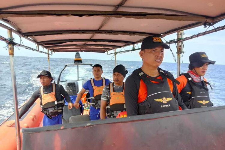 Kapal penangkap ikan Yuiee Jaya II dengan rute Muara Baru - Jakarta tujuan Lombok dilaporkan terbalik sekitar 52 Nautical Mile dari Pelabuhan Benteng, Kabupaten Kepulauan Selayar, Sabtu (09/03/2024) dini hari.