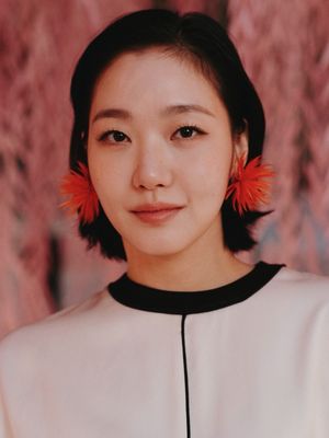 Anting berwarna oranye yang Kim Go eun pakai dengan bentuk menyerupai bunga menjadi salah satu aksesori yang paling mencuri perhatian. 