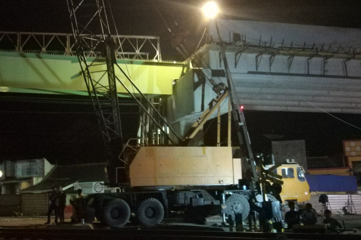 Kondisi pekerjaan jalan layang untuk menghindari perlintasan sebidang antara jalan dan lajur kereta api di Kretek, Brebes, Jawa Tengah, Sabtu (10/6/2017) malam. 