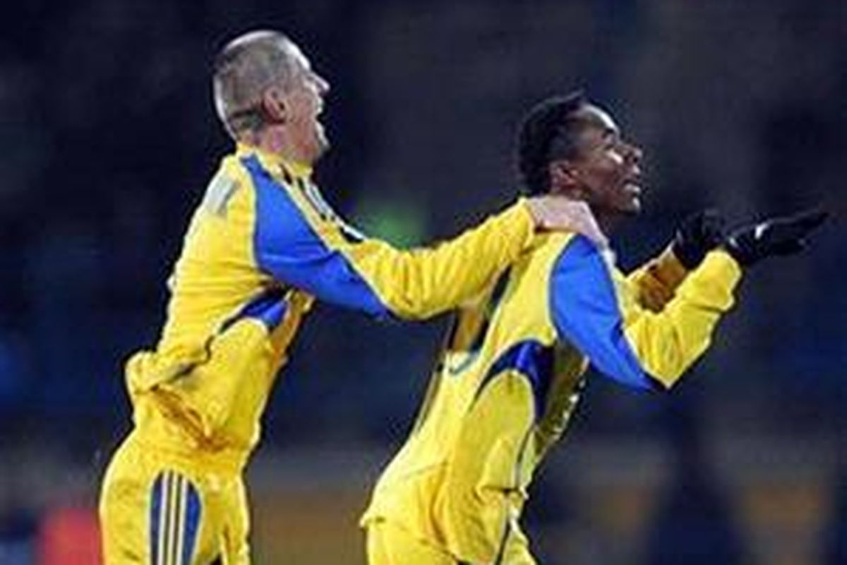 Striker Metalist Kharkiv, Jaja Coelho (kanan) merayakan golnya ke gawang Sampdoria.