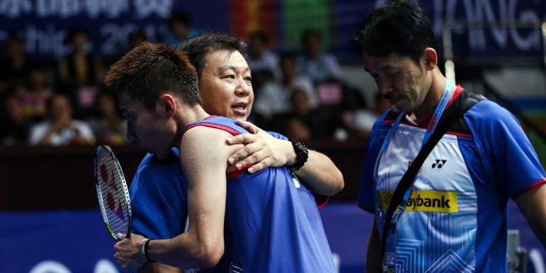 Tunggal Putra Malaysia, Lee Chong Wei (tengah), dibantu pelatihnya, Tey Seu Bock dan Rashid Sidek (kanan), saat mengalami kram kaki pada babak final BWF World Championships, di Guangzhou, China.