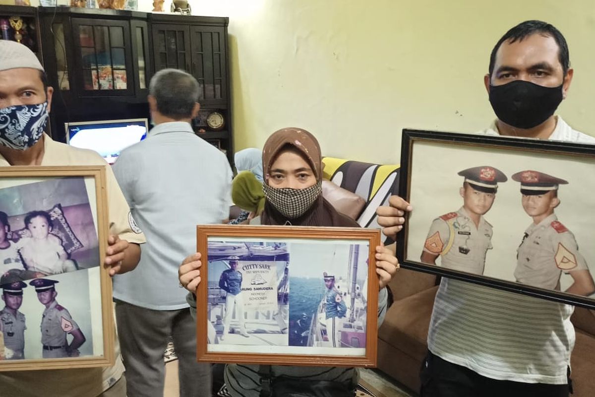 Suasana muram meliputi kediaman Ida Farida di Sukmajaya, Depok, Kamis (22/4/2021). Putranya, Kolonel Harry Setiawan, dikabarkan ada di antara 53 awak KRI Nanggala 402 yang hilang kontak di perairan sekitar 97 kilometer di utara Pulau Bali. 