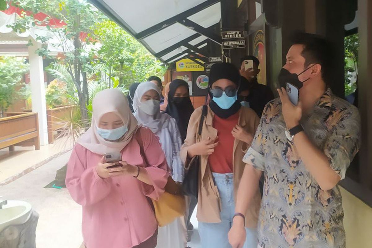 Wellem Mintarja selaku penasehat hukum (kanan), saat mendampingi para korban investasi bodong melapor ke Polres Lamongan, Senin (24/1/2022).