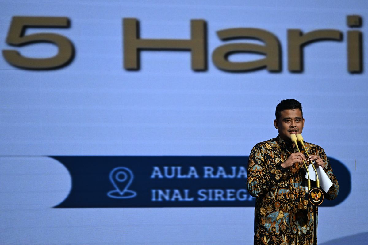 Gubernur Sumatera Utara (Sumut) M.Bobby Afif Nasution membuka acara Focus Group Discussion (FGD) Penetapan 5 Hari Sekolah di Sumut di Aula Raja Inal Siregar Kantor Gubernur Sumut, Jalan Diponegoro 30 Medan, (3/7/2025). Turut hadir pada acara tersebut Ketua DPRD Sumut beserta unsur Forkopimda, dan beberapa Kepala Daerah.