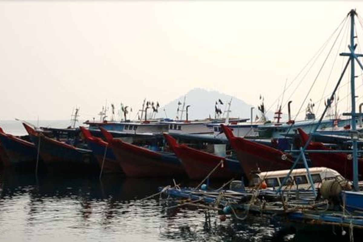 Kapal ikan dari Tanjung Balai Karimun sedang bersandar di SKPT Selat Lampa, Kabupaten Natuna