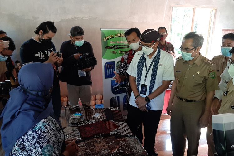 Menteri Pariwisata dan Ekonomi Kreatif (Menparekraf) RI Sandiaga Salahuddin Uno (Baju Putih) saat di Bantul Senin (26/4/2021)