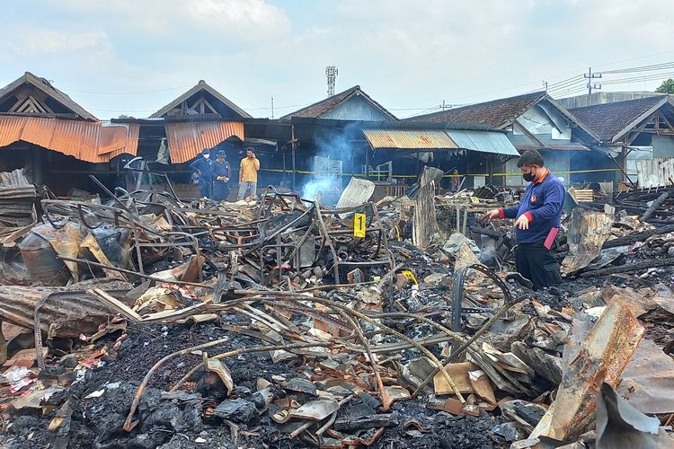 Petugas Labfor Polda Jatim melakukan olah TKP di lokasi bekas kebakaran Pasar Ngadiluwih Kabupaten Kediri, Jawa Timur, Selasa (10/5/2022). 