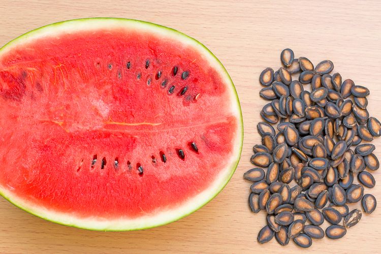 Biji semangka hitam dan putih aman dimakan. Bahkan, bermanfaat baik untuk pencernaan.