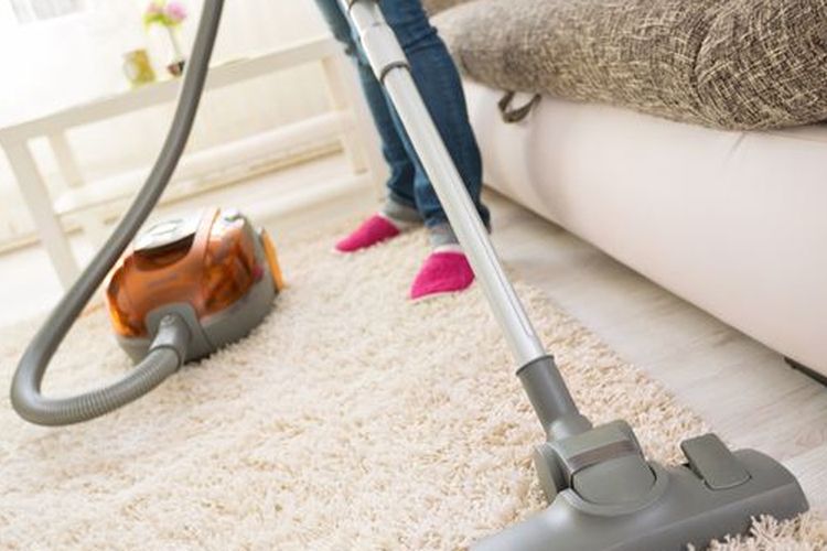 Ilustrasi membersihkan karpet.