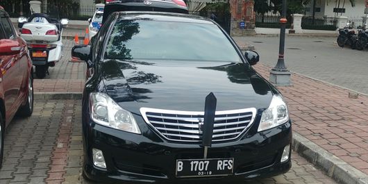 Mobil dinas Ketua MPR Zulkifli Hasan terparkir di Istana Kepresidenan, Jakarta, Selasa (7/8/2018).