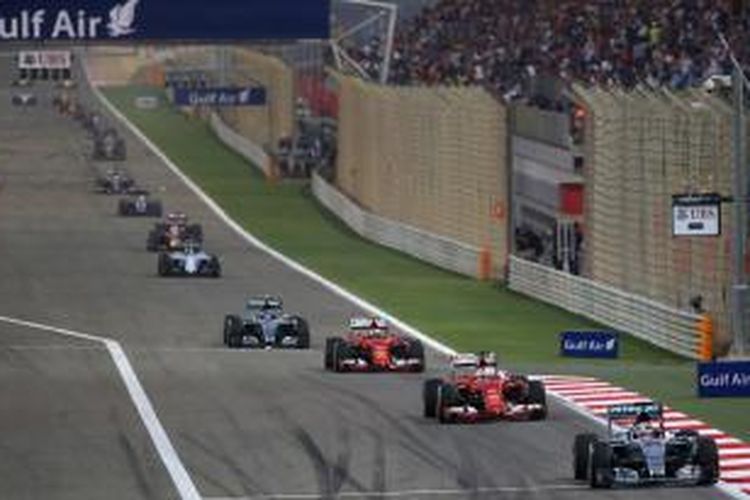 Pebalap Mercedes asal Inggris, Lewis Hamilton (depan) memimpin saat start balapan GP Bahrain di Sakhir, Minggu (19/4/2015).