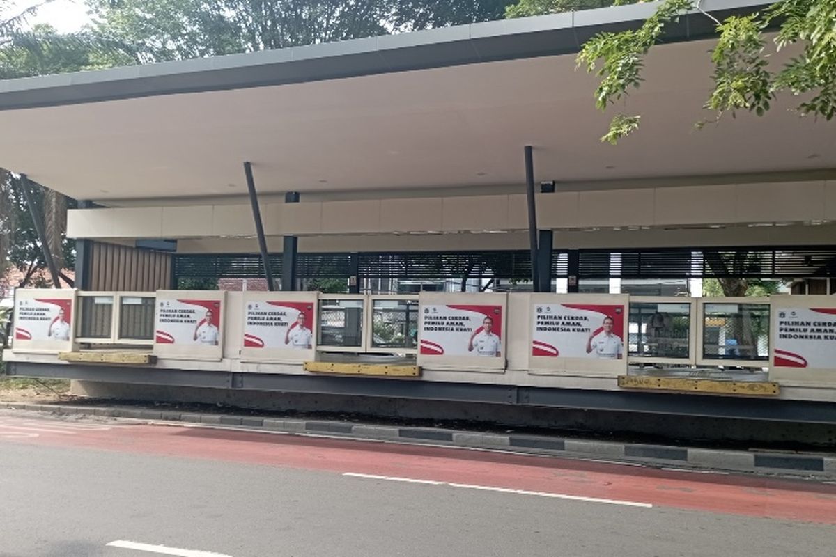 Stiker imbauan dari Penjabat Gubernur DKI Heru Budi Hartono soal terkait Pemilihan Umum (Pemilu) 2024 aman yang tertempel di Halte Transjakarta, menjadi sorotan. 