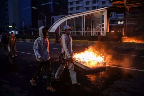 Pedemo Masih Ramai hingga Pukul 18.50 WIB, Polisi Tembakkan Gas Air Mata di Dekat Bundaran HI