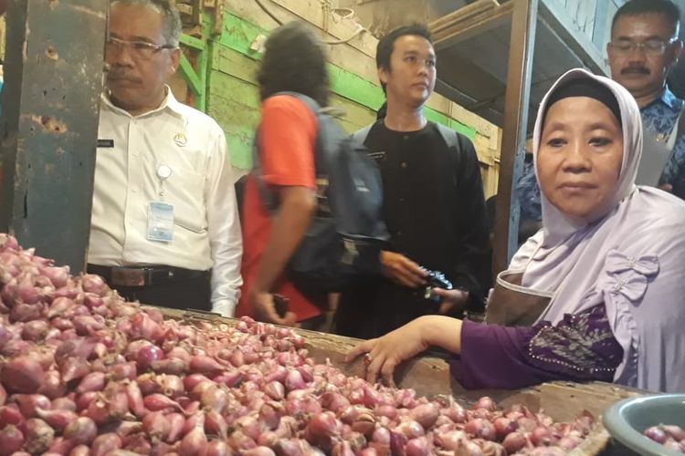 Pedagang bawang di Pasar Pancasila, Kota Tasikmalaya, Kamis (9/5/2019).