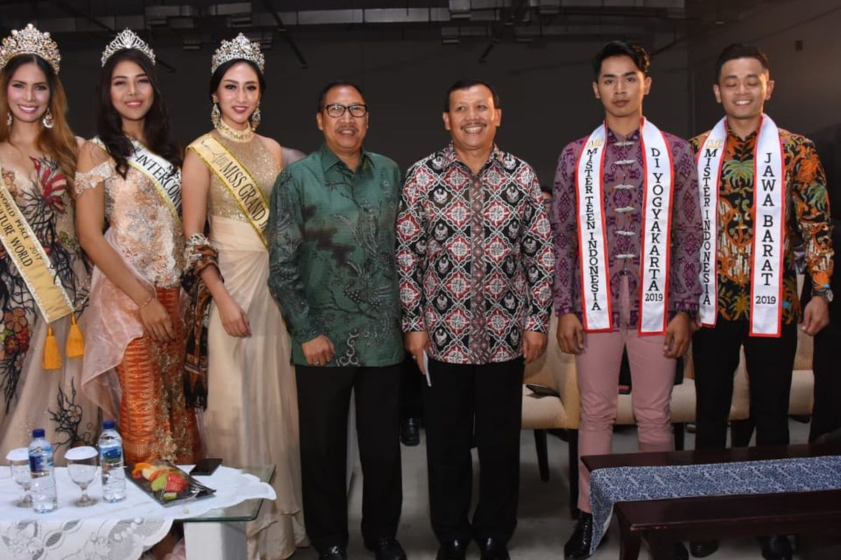 Sekretaris Daerah Provinsi Jawa Barat Iwa Karniwa menghadiri Pemilihan Mojang Jajaka Jawa Barat Tahun 2019 di Mason Pune Hotel Kota Baru Parahyangan, Kabupaten Bandung Barat, Minggu (28/7/2019).
