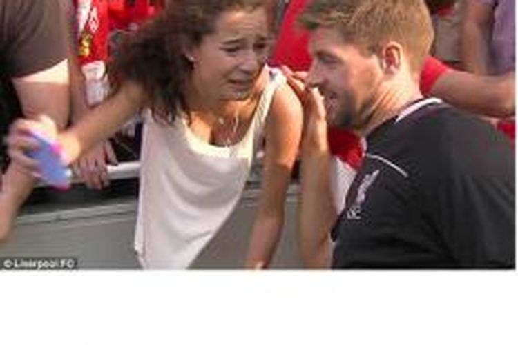 Steven Gerrard memenuhi permintaan seorang gadis yang mengidolakannya. Gadis ini menangis histeris.