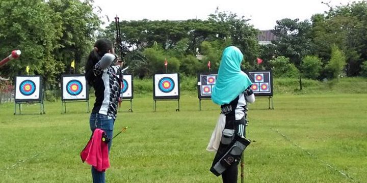 Olahraga panahan di Jakarta Archery Club.  