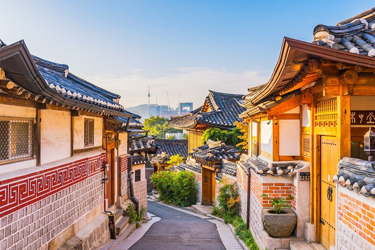 Ilustrasi Korea Selatan - Deretan rumah tradisional Korea bernama hanok di Bukchon Hanok Village, Korea Selatan.