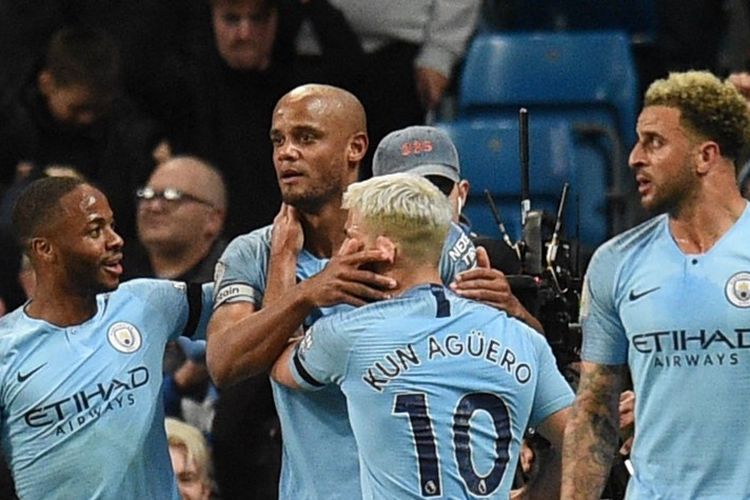 Raheem Sterling, Sergio Aguero, dan Kylie Walker merayakan gol Vincent Kompany pada laga Manchester City vs Leicester City dalam lanjutan Liga Inggris di Stadion Etihad, 6 Mei 2019. 