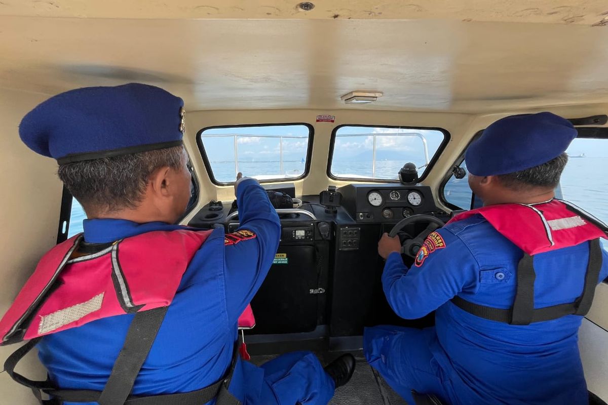 Foto: Satpolairut Polres Situbondo Polda Jatim ikut bantu melakukan pencarian korban tenggelam KMP Tunu Jaya Pratama yang tenggelam di Selay Bali dengan melakukan penyisiran di Perairan Selat Madura Jawa Timur pada Kamis (3/7/2025).