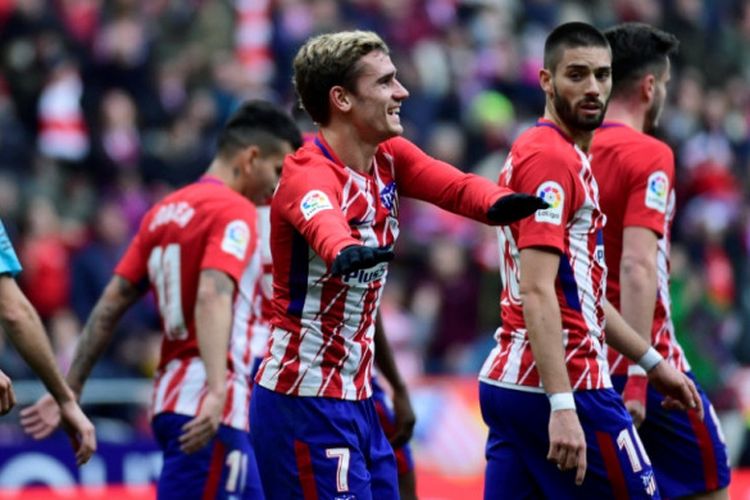 Antoine Griezmann (tengah) merayakan gol Atletico Madrid ke gawang Girona dalam partai Liga Spanyol di Stadion Wanda Metropolitano, 20 Januari 2018.
