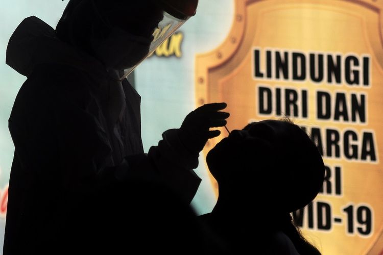 Tenaga kesehatan melakukan tes usap Antigen dan Polymerase Chain Reaction (PCR) di Manado, Sulawesi Utara, Rabu (28/7/2021). Dinas kesehatan Kota Manado meningkatkan testing dan tracing kasus COVID-19 selama masa Pemberlakuan Pembatasan Kegiatan Masyarakat (PPKM) bagi warga yang tergolong Kontak Erat Resiko Tinggi (KERT), sebagai bagian dari upaya percepatan penemuan kasus terkonfirmasi positif COVID-19 untuk menekan terjadinya kasus perburukan maupun kematian. ANTARA FOTO/Adwit B Pramono/rwa.

