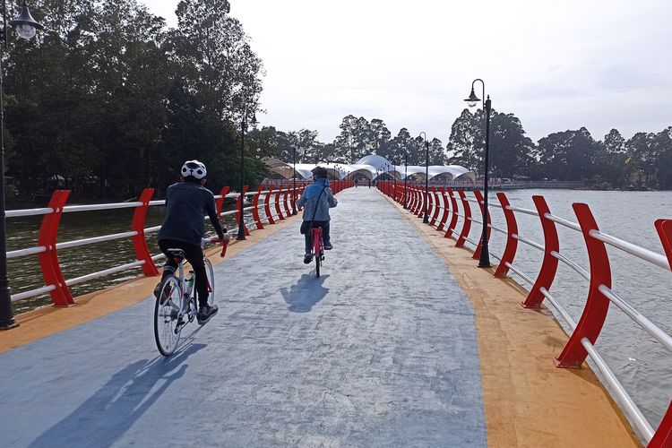 Pengendara sepeda di Situ Cipondoh, Kota Tangerang, pada Senin (16/1/2023).