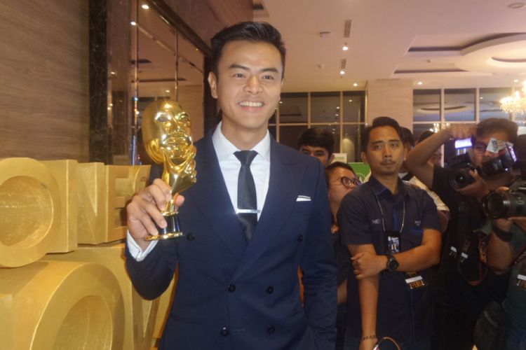 Dion Wiyoko usai menerima penghargaan Indonesian Movie Actors Awards 2017 yang digelar di Plenary Hall MNC News Center, Jakarta Pusat, Kamis (18/5/2017) malam.