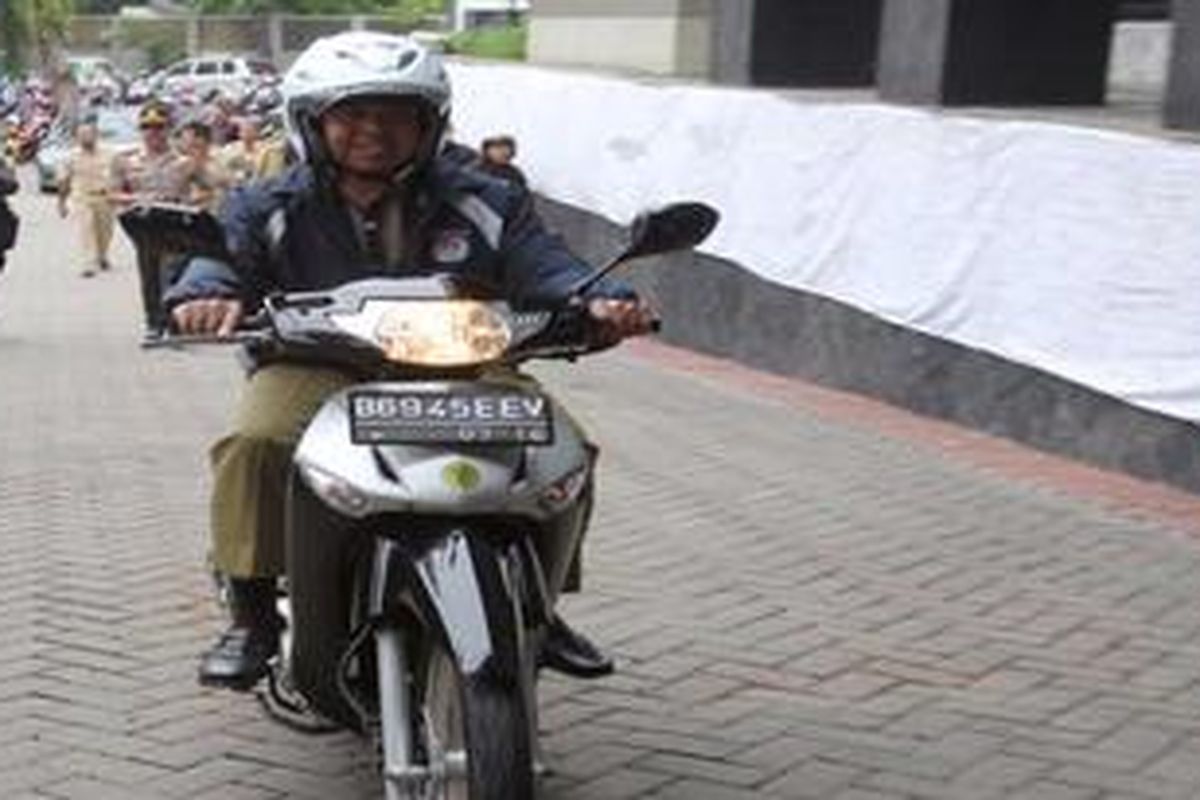 Walikota Depok Nur Mahmudi Ismail datang ke gedung Komisi Pemberantasan Korupsi (KPK), Jakarta, Selasa (11/12/2012). Kedatangan Nur Mahmudi untuk menghadiri undangan KPK dalam acara pemaparan hasil survei integritas sektor publik oleh KPK. Kader PKS ini datang ke KPK dengan mengendarai sepeda motor. Ia menyetir sendiri sepeda motor tersebut dari kantor dinas Walikota Depok.

