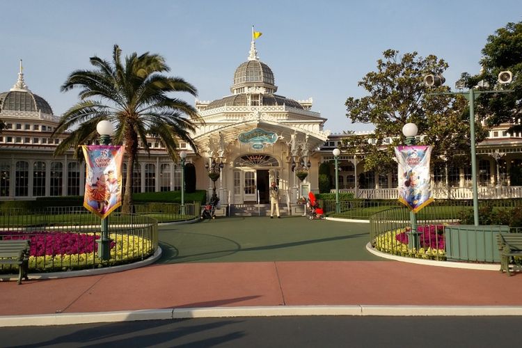 Salah satu rumah makan di Tokyo Disneyland memajang semacam spanduk kecil di bagian depan untuk memeriahkan perayaan 35 tahun Tokyo Disneyland.