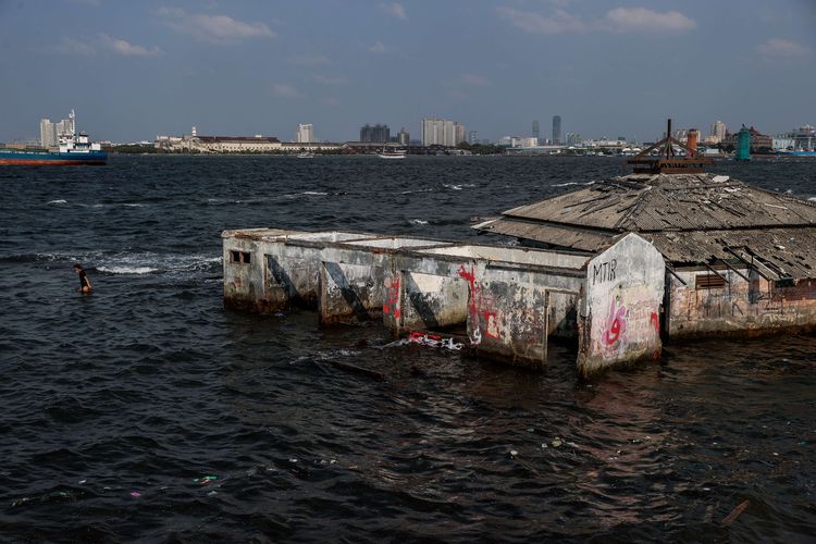 Masjid Wal-Adhuna yang terendam air laut dari 12 tahun lalu akibat banjir rob di Muara Baru, Jakarta Utara, Rabu (11/8/2021). Laporan Fitch Solutions Country Risk & Industry Research memprediksi wilayah utara Jakarta dapat tenggelam secara menyeluruh pada tahun 2050 jika tidak ada intervensi lebih lanjut dari pemerintah.