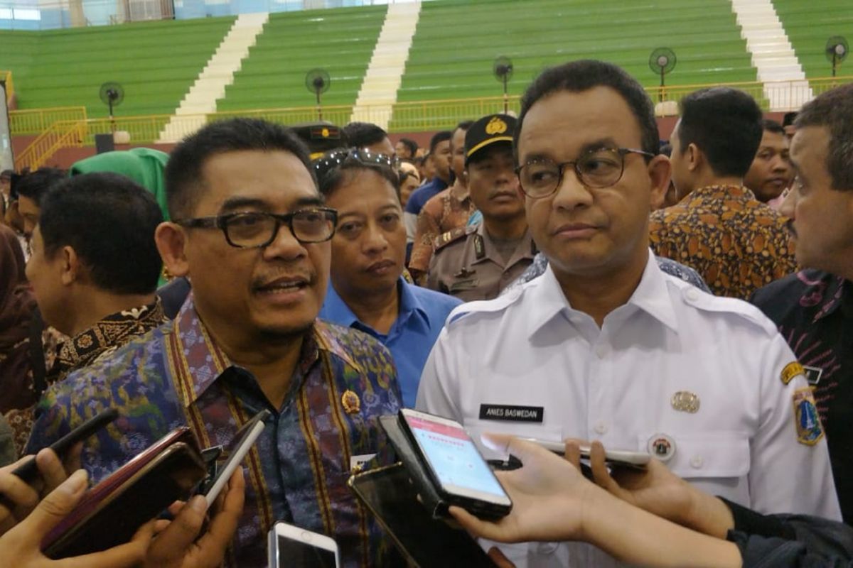 Kepala Kantor Wilayah BPN DKI Jakarta Jaya dan Gubernur DKI Jakarta Anies Baswedan di GOR Ciracas, Jakarta Timur, Kamis (28/2/2019).