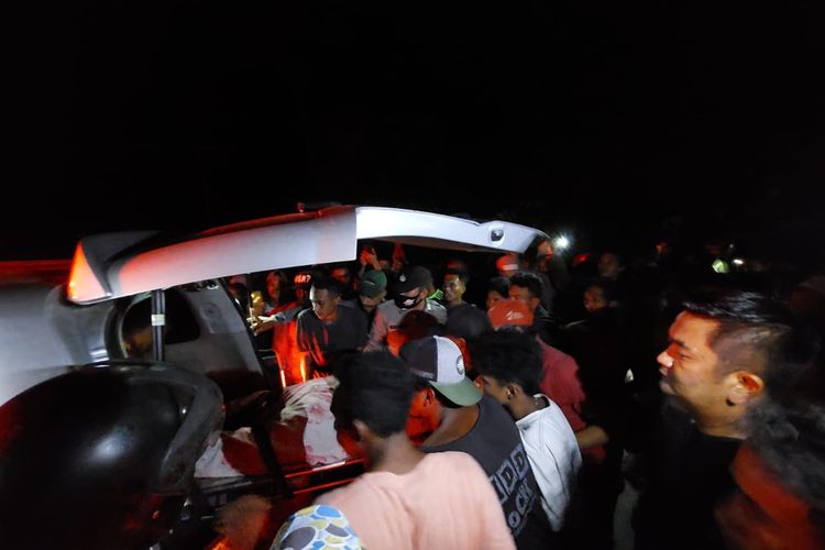 Sebuah kecelakaan yang melibatkan mobil toyota Avanza dan sepeda motor terjadi di jalan Desa Tansi Ambon, Kecamatan Bula, Kabupaten Seram Bagian Timur, Maluku, Selasa malam (8/3/2022). Kecelakaan itu menyebabkan pengendara motor tewas ditempat