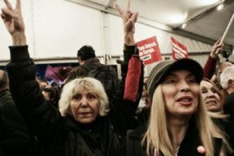 Pendukung partai Syriza meluapkan kegembiraan mereka ketika mengetahui hasil pemilu sementara 