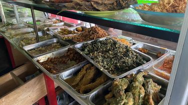 Warteg Kian Menjamur di Jakarta, Ojol hingga Pegawai Kantor Duduk Semeja