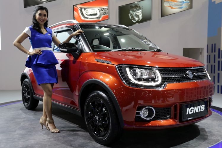 Sales promotion girl berpose di samping Suzuki Ignis saat ajang Indonesia International Motor Show (IIMS) 2017 di JI Expo, Kemayoran, Jakarta, Jumat (28/4/2017). Tidak hanya cantik, SPG juga dibekali dengan pengetahuan dasar terkait kendaraan yang dipromosikan, sehingga bisa memberikan jawaban yang tepat ketika ada calon pembeli yang bertanya.