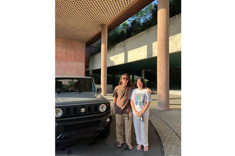 Iqbaal Ramadan saat menggunakan Suzuki Jimny 3-pintu sebagai teman perjalanan road trip-nya. 